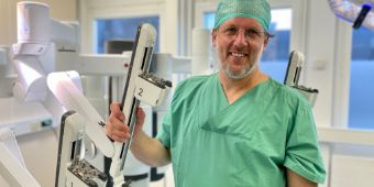 Prof. Christian Wülfing operiert urologische Patient:innen mit Hilfe eines Operationsroboters.