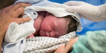 BILD: Ein Neugeborenes 