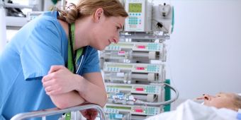 Auf unseren Intensivstationen betreuen wir Sie z.B. nach operativen Eingriffen oder nach Unfällen. BILD: Anästhesi-Ärztin am Bett einer Intensiv-Patientin