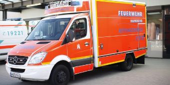 BILD: Ein Krankentransportwagen vor der Zentralen Notaufnahme der Asklepios Klinik Barmbek.