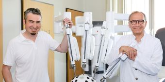 FOTO: Chefärzte Dr. Lipp und Prof. Oldhafer mit dem DaVinci OP Roboter