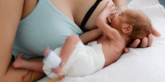 BILD: Auch und gerade für Frühgeborene Kinder ist Muttermiclh eine besonders gute Ernährung. Hier stillt eine Mutter. 
