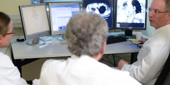 Besprechung zwischen Chirurgen und Radiologen Bild: Besprechung zwischen Chirurgen und Radiologen