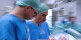 Chirurgen bei der OP-Vorbereitung Bild: Chirurgen bei der OP-Vorbereitung
