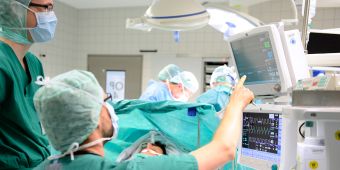 FOTO: Im Hintergrund Operationstisch, im Vordergrund Anästhesietechnischer Assistent und AnästhesistOP