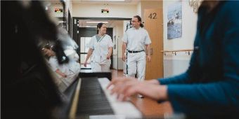 barmbek-palliativ-jubilaeum-20171104 Foto Arzt und Pflegekraft auf dem Flur der Palliativstation