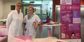 Das Team des Brustzentrums informiert Chefärztin Dr. Scholz und Breast Care Nurse Ina Dietrich am Infostand