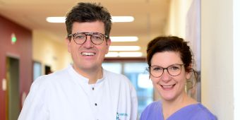 FOTO: Gemeinsames Portrait von Chefarzt Hon.-Prof. Dr. Holger Maul und Leitender Hebamme Katrin Magner