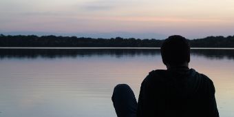 Mann blickt auf Wasser Bild: Mann blickt auf Wasser