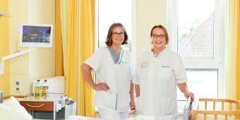 Chefärztin Dr. K. Gbur und Stationsleitung A. Gehrke geben Einblick in eines der Familienzimmer Foto: Dr. Gbur und Gehrke in Familienzimmer auf H82