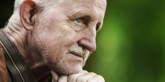 Nachdenklicher älterer Mann Foto Nachdenklicher älterer Mann