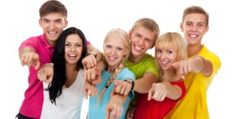 Gruppe junger begeisterter Menschen Bild Gruppe junger Menschen