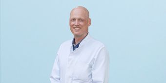 Das Foto zeigt Dr. Sven Nagel, Chefarzt der Wirbelsäulen- und Skoliosechirurgie