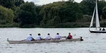Rudern-gegen-Krebs-2025-01 Bild: Ruderboot auf der Alster