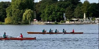 Rudern-gegen-Krebs-2025-03 Bild: Zwei Ruderboote auf der Alster mit dem Fernsehturm im Hintergrund