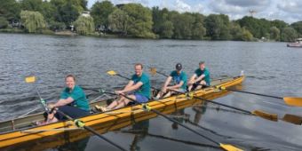 Rudern-gegen-Krebs-2025-02 Bild: Ruderboot auf der Alster (Nahaufnahme)