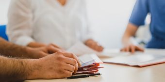 Patientengespräch mit Arzt Gespraechssituation mit Patient und Arzt