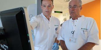 Chefarzt Prof. Dr. Dr. Christian Friedrich Weber und Leitender Oberarzt Dr. Michael Mönk verschaffen sich ein Bild der Gerinnungssituation ihres Patienten Chefarzt Prof. Dr. Dr. Christian Friedrich Weber und Leitender Oberarzt Dr. Michael Mönk verschaffen sich ein Bild der Gerinnungssituation ihres Patienten