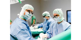 Prof. Carus und sein Team im OP Prof. Carus und sein Team im OP