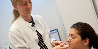 Gorjana Smoljanovic, Ökotrophologin Gorjana Smoljanovic, Ökotrophologen, führt Atemtest durch