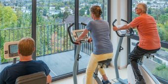 Es trainieren Patienten auf Ergometern mit schönem Ausblick