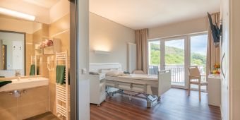 Patientenzimmer mit Bad und Raumansicht Neurologie