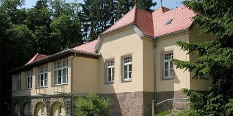 Unsere Krankenpflegeschule, Klinik Hohwald Bild: Schulgebäude auf dem Klinikgelände
