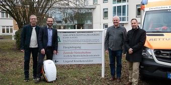 (v. li.): Dr. Volker Moog (Chefarzt der Anästhesie und Intensivmedizin in Kandel), Dr. Manuel Lingner (Ärztlicher Leiter der Zentralen Notaufnahme in Kandel), Prof. Dr. Jörg Stypmann (Chefarzt der Kardiologie und Ärztlicher Direktor in Kandel) und Michael Böttcher (DRK Rettungsdienst Südpfalz, Rettungswache Kandel) Hier war ein Bild: DRK und Asklepios Südpfalzkliniken