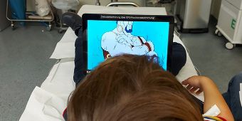 Ablenkung in der Notaufnahme durch Tablet Hier war ein Bild: tablet