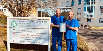 Prof. Stypmann und Dr. Dieterich präsentieren das Zertifikat der ausgezeichneten Stroke Unit Hier war ein Bild: Stroke Unit zertifiziert