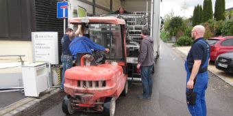 Gemeinsames Anpacken beim Verladen der Spenden an der Asklepios Klinik Lindau