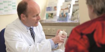 Erklärung Professor Dr. Heiko Graichen erklärt einem Patienten die Behandlungsmöglichkeiten.