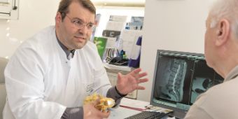 PD Dr. Konstantinos Kafchitsas erklärt die Funktionsweise einer Wirbelsäule. 