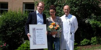 Stolz auf die Zertifizierung. Marius Aach, Sandra Hänsel und Prof. Dr. Heiko Graichen.