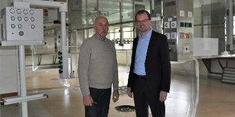 Dr. Josef Ziegler (li) und Marius Aach im ausgeräumten Trakt der Klinik