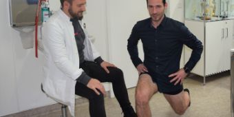 Marcel Waldowsky beim Core-Workout unter Anleitung von Dr. Markus-Johannes-Rueth. Marcel Waldowsky beim Core-Workout unter Anleitung von Dr. Markus-Johannes-Rueth.