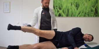 Marcel Waldowsky beim Core-Workout unter Anleitung von Dr. Markus-Johannes-Rueth. Marcel Waldowsky beim Core-Workout unter Anleitung von Dr. Markus-Johannes-Rueth.