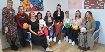 Das Foto zeigt das Team der Tagesklinik Finsterwalde in den neuen Räumlichkeiten der Klinik. 