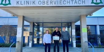 Übergabe des Erste-Hilfe-Koffers mit Geschäftsführer Felix Sasse