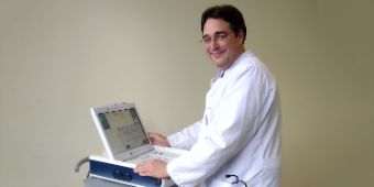 Dr. Christian Glöckner bei der elektronischen Abfrage der Herzschrittmacher-Daten. 