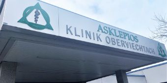 Der Haupteingang der Klinik.