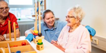 Ergotherapie in der Geriatrie Bild: Kleine Übungen in der Ergotherapie