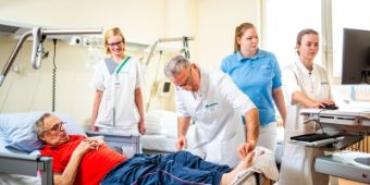 Chefarzt Dr. Josef A. Nees am Bett einer Geriatrie-Patientin. Speziell ausgebildete Geriater besprechen mit Ihnen den Therapieplan.