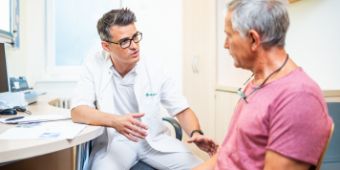 Bild: Dr. med. Thomas Legler und Patient