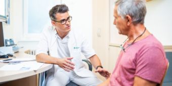 Bild: Chefarzt Dr. med. Thomas Legler im Patientengespräch