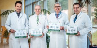 Hohwalder und Radeberger Führungskräfte freuen sich über die AOK-Auszeichnungen für die Top-Leistungen ihrer Teams