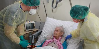Erna Kästner kurz vor ihrer Entlassung aus der Klinik. Erna Kästner kurz vor ihrer Entlassung aus der Klinik.