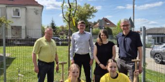 Schule und Klinik pflanzen gemeinsam Kirschbäume Schule und Klinik pflanzen gemeinsam Kirschbäume