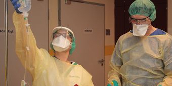 Die Mitarbeitenden auf der Infektionsstation der Klinik. Das Klinikteam kümmert sich um die Erkrankten mit Covid-19.