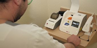Das Messgerät ermöglicht den Influenza-Schnelltest. Mit diesem Gerät ist der Influenza-Nachweis in wenigen Minuten möglich.